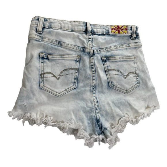 LF Daisy Patch Denim Shorts - Picture 3 of 3